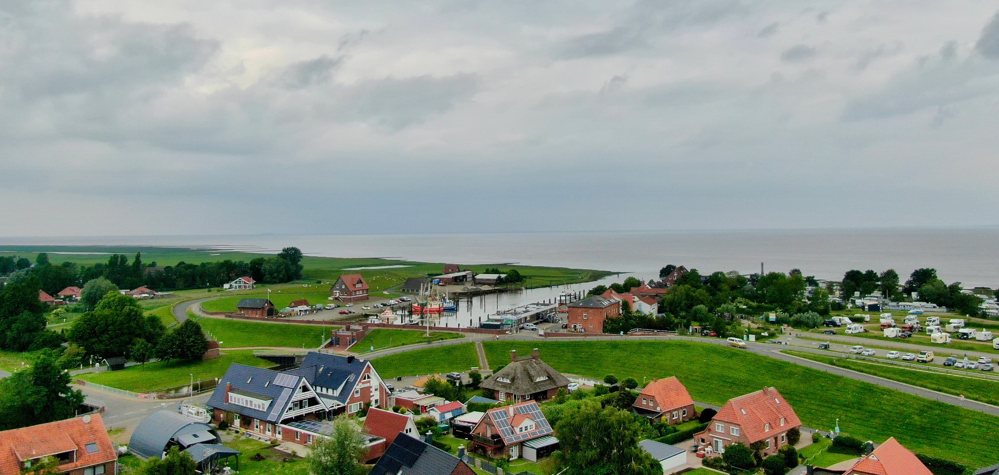 Blick auf den Kutterhafen Fedderwardersiel im Nordsee-Wattenmeer