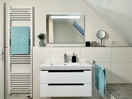 Großes Tageslichtbad mit Badewanne & Dusche