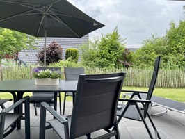 Terrasse mit Blick in den Garten