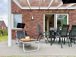 Überdachte Terrasse mit Sonnenliege